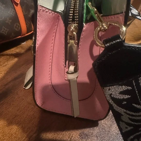 Marc Jacobs Black and White Crossbody Bag with Gold Hardware - Picture 4 of 9